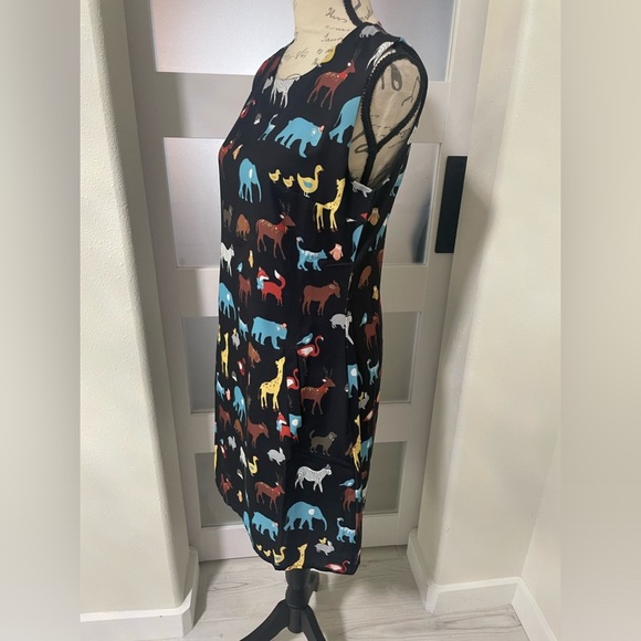 Black and Blue A-line Mini Dress with Crew Neck and Sleeveless Design - Picture 2 of 8